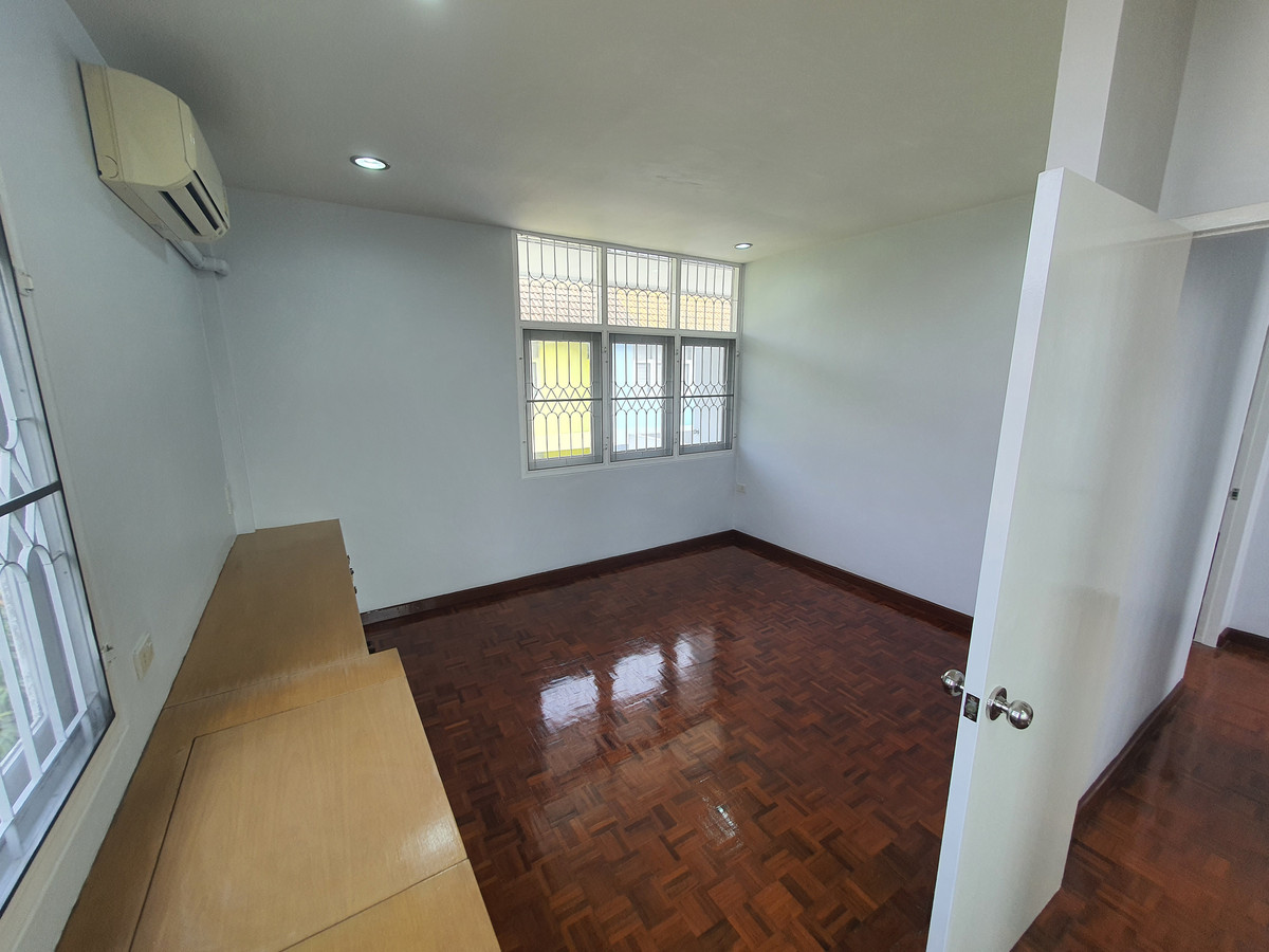 ขายทาวน์โฮมปิ่นเกล้า จรัญสนิทวงศ์ : ทาวน์เฮาส์ 3 ชั้น รีโนเวทใหม่ทั้งหลัง จรัญฯ 65 อยู่สบายเหมือนบ้านเดี่ยว จอดรถได้ 2 คัน ใกล้รถไฟฟ้าสิรินธร แค่ 800 ม. ของแบบนี้…หายากจริง