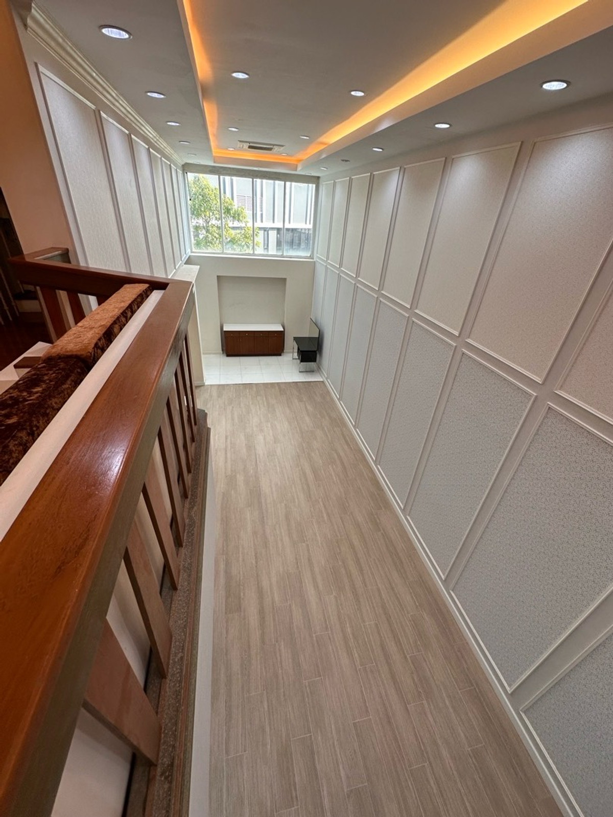 For SaleTownhomeSukhumvit, Asoke, Thonglor : Behind the corner, there is a small door to enter and exit. Add to the kitchen Adjacent to neighbors on one side