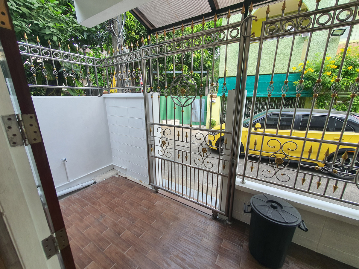 ขายทาวน์โฮมปิ่นเกล้า จรัญสนิทวงศ์ : ทาวน์เฮาส์ 3 ชั้น รีโนเวทใหม่ทั้งหลัง จรัญฯ 65 อยู่สบายเหมือนบ้านเดี่ยว จอดรถได้ 2 คัน ใกล้รถไฟฟ้าสิรินธร แค่ 800 ม. ของแบบนี้…หายากจริง