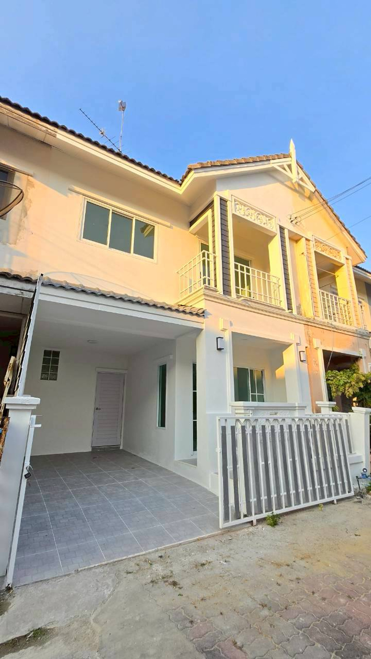 ขายทาวน์โฮมปทุมธานี รังสิต ธรรมศาสตร์ : ขายถูก!!!บ้านฟ้าปิยรมย์เรือนหลวง ทาวน์เฮ้าส์  รีโนเวทใหม่เหมือนมือ1 พร้อมอยู่ ทำเลดี