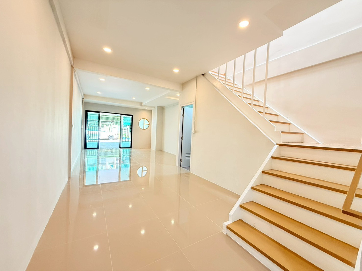 For SaleTownhomeBang kae, Phetkasem : Newly decorated townhouse, Phetkasem 62/4, near MRT Bang Khae, near Bang Khae Market.