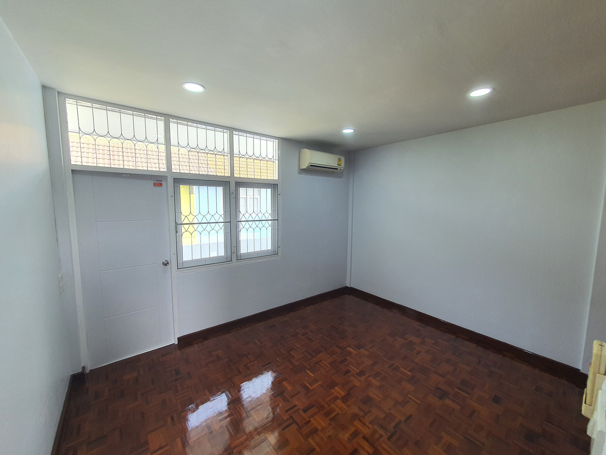 ขายทาวน์โฮมปิ่นเกล้า จรัญสนิทวงศ์ : ทาวน์เฮาส์ 3 ชั้น รีโนเวทใหม่ทั้งหลัง จรัญฯ 65 อยู่สบายเหมือนบ้านเดี่ยว จอดรถได้ 2 คัน ใกล้รถไฟฟ้าสิรินธร แค่ 800 ม. ของแบบนี้…หายากจริง