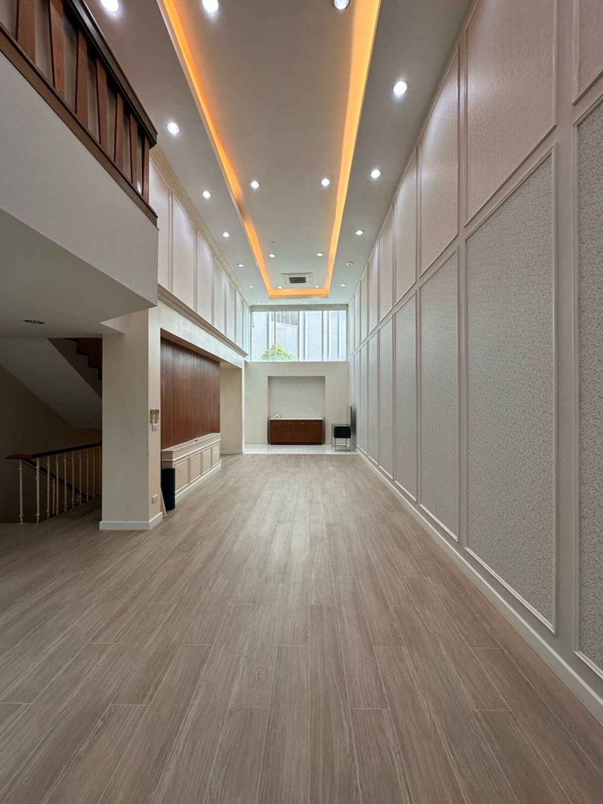 ขายทาวน์โฮมสุขุมวิท อโศก ทองหล่อ : หลังหัวมุม  มีประตูเล็กเข้า-ออก เพิ่มท้ายครัว ติดเพื่อนบ้านฝั่งเดียว