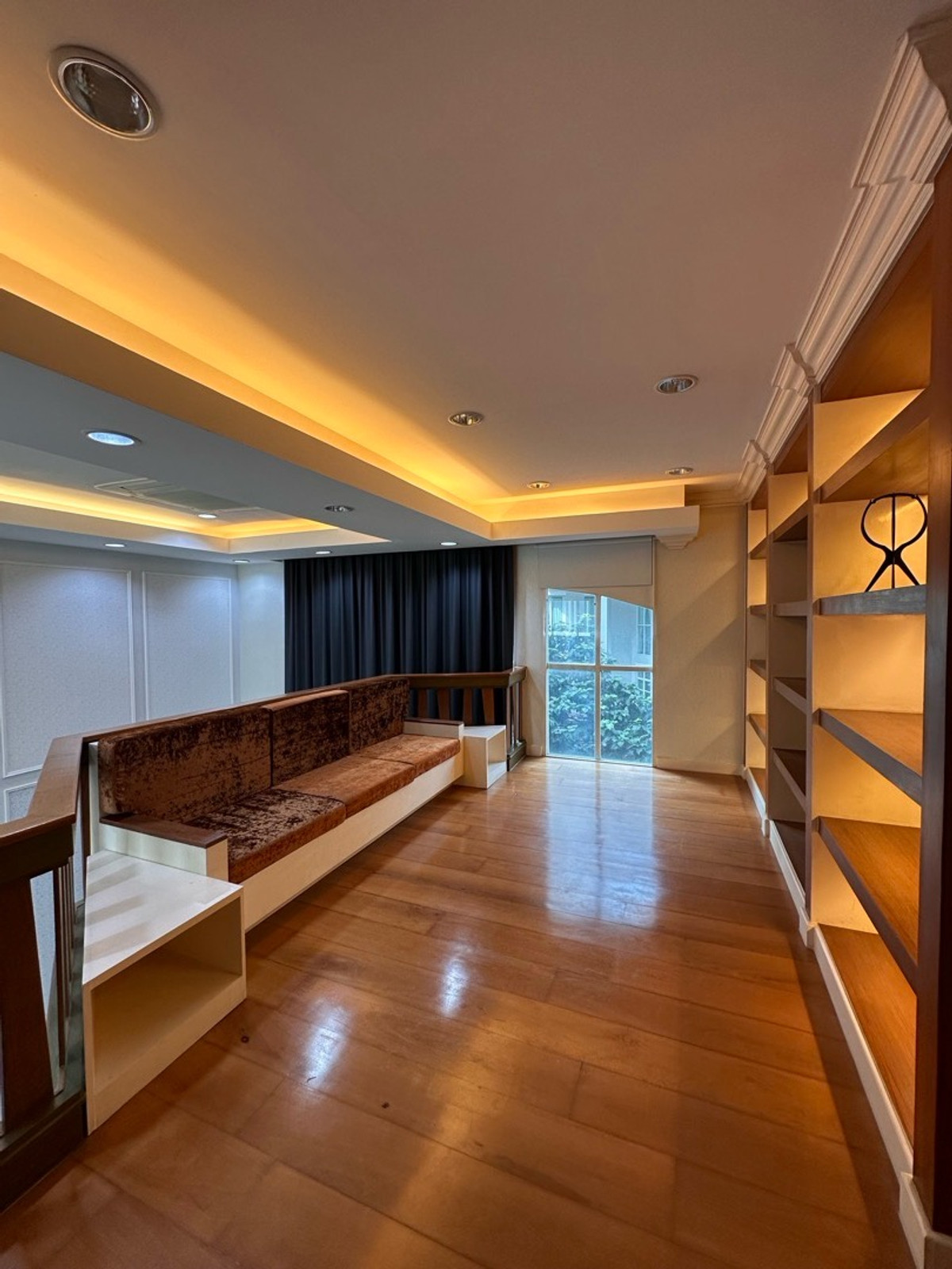 For SaleTownhomeSukhumvit, Asoke, Thonglor : Behind the corner, there is a small door to enter and exit. Add to the kitchen Adjacent to neighbors on one side