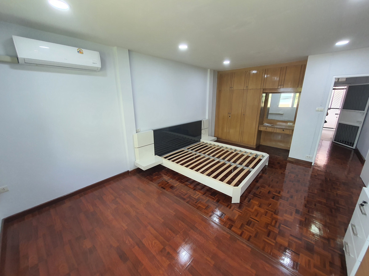 ขายทาวน์โฮมปิ่นเกล้า จรัญสนิทวงศ์ : ทาวน์เฮาส์ 3 ชั้น รีโนเวทใหม่ทั้งหลัง จรัญฯ 65 อยู่สบายเหมือนบ้านเดี่ยว จอดรถได้ 2 คัน ใกล้รถไฟฟ้าสิรินธร แค่ 800 ม. ของแบบนี้…หายากจริง