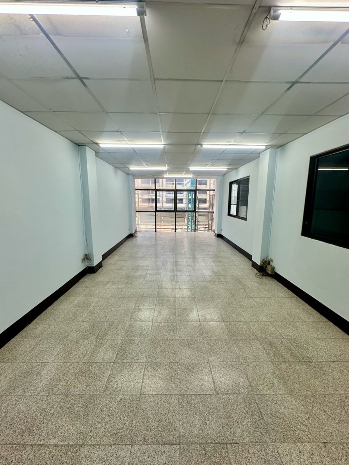 For RentShop HouseSamut Prakan,Samrong : 6-story commercial building with private parking for 5 cars!!