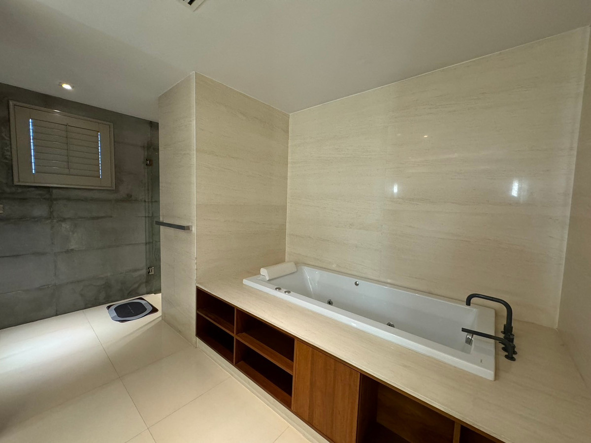 For RentCondoWitthayu, Chidlom, Langsuan, Ploenchit : For Rent | The Crest Ruamrudee (BTS Phloen Chit) luxury condo in the heart of the city near BTS Ploenchit.