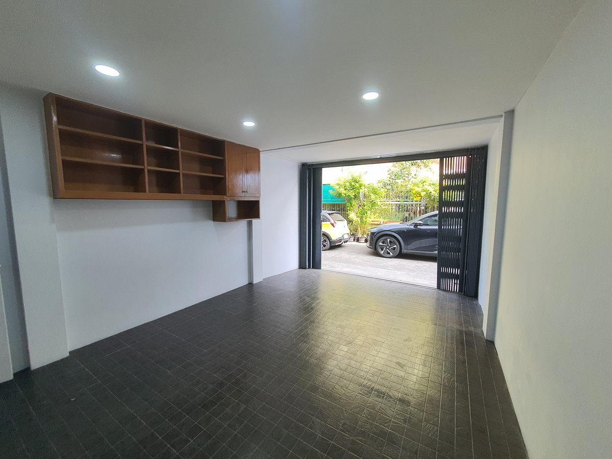 ขายทาวน์โฮมปิ่นเกล้า จรัญสนิทวงศ์ : ทาวน์เฮาส์ 3 ชั้น รีโนเวทใหม่ทั้งหลัง จรัญฯ 65 อยู่สบายเหมือนบ้านเดี่ยว จอดรถได้ 2 คัน ใกล้รถไฟฟ้าสิรินธร แค่ 800 ม. ของแบบนี้…หายากจริง