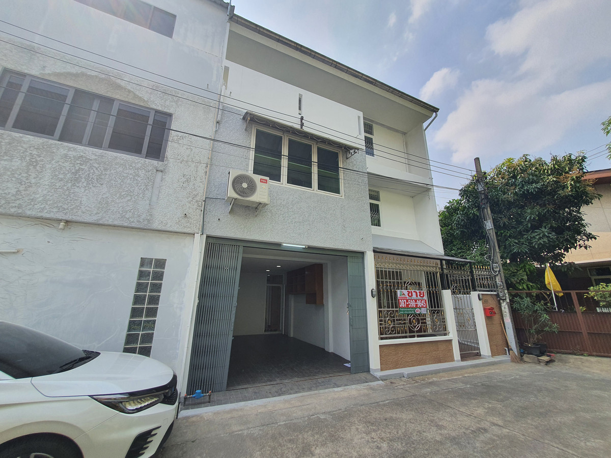 ขายทาวน์โฮมปิ่นเกล้า จรัญสนิทวงศ์ : ทาวน์เฮาส์ 3 ชั้น รีโนเวทใหม่ทั้งหลัง จรัญฯ 65 อยู่สบายเหมือนบ้านเดี่ยว จอดรถได้ 2 คัน ใกล้รถไฟฟ้าสิรินธร แค่ 800 ม. ของแบบนี้…หายากจริง