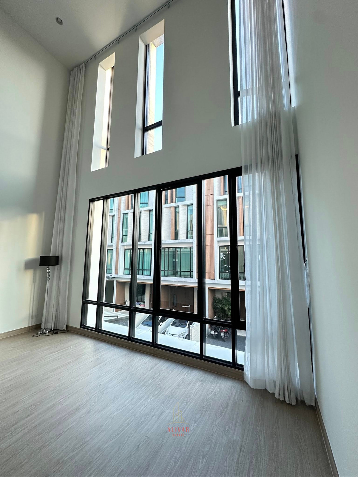 ให้เช่าโฮมออฟฟิศรัชดา ห้วยขวาง : RH012526 ให้เช่า โฮมออฟฟิศ 3.5 ชั้น Double Volume 3 ห้องนอน at The Author Ratchada 32