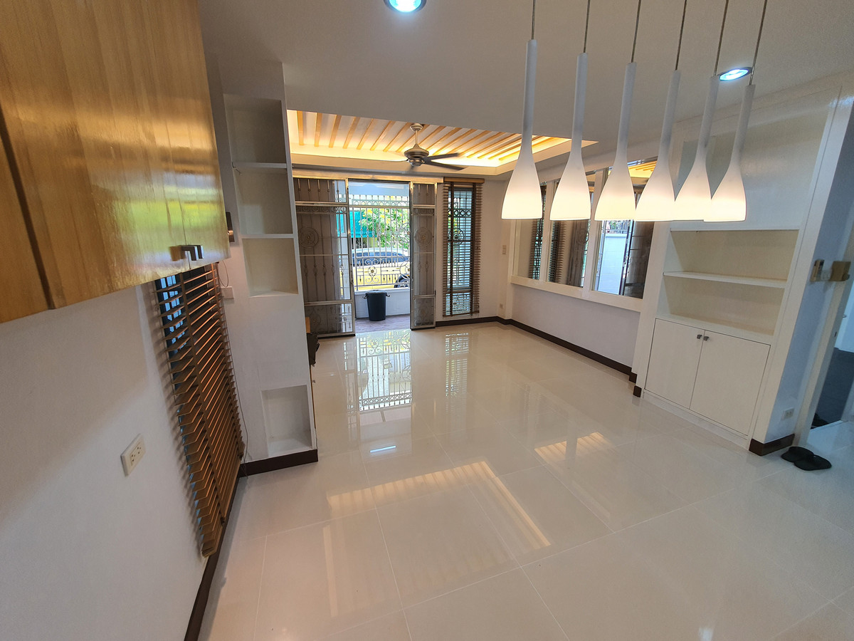 ขายทาวน์โฮมปิ่นเกล้า จรัญสนิทวงศ์ : ทาวน์เฮาส์ 3 ชั้น รีโนเวทใหม่ทั้งหลัง จรัญฯ 65 อยู่สบายเหมือนบ้านเดี่ยว จอดรถได้ 2 คัน ใกล้รถไฟฟ้าสิรินธร แค่ 800 ม. ของแบบนี้…หายากจริง