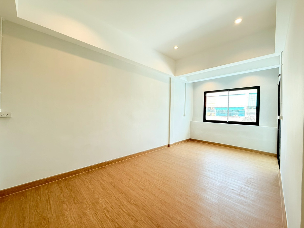 For SaleTownhomeBang kae, Phetkasem : Newly decorated townhouse, Phetkasem 62/4, near MRT Bang Khae, near Bang Khae Market.