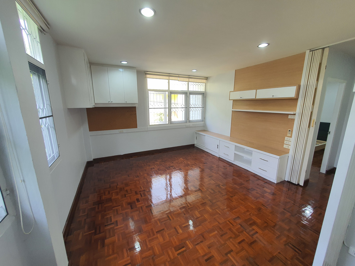 ขายทาวน์โฮมปิ่นเกล้า จรัญสนิทวงศ์ : ทาวน์เฮาส์ 3 ชั้น รีโนเวทใหม่ทั้งหลัง จรัญฯ 65 อยู่สบายเหมือนบ้านเดี่ยว จอดรถได้ 2 คัน ใกล้รถไฟฟ้าสิรินธร แค่ 800 ม. ของแบบนี้…หายากจริง