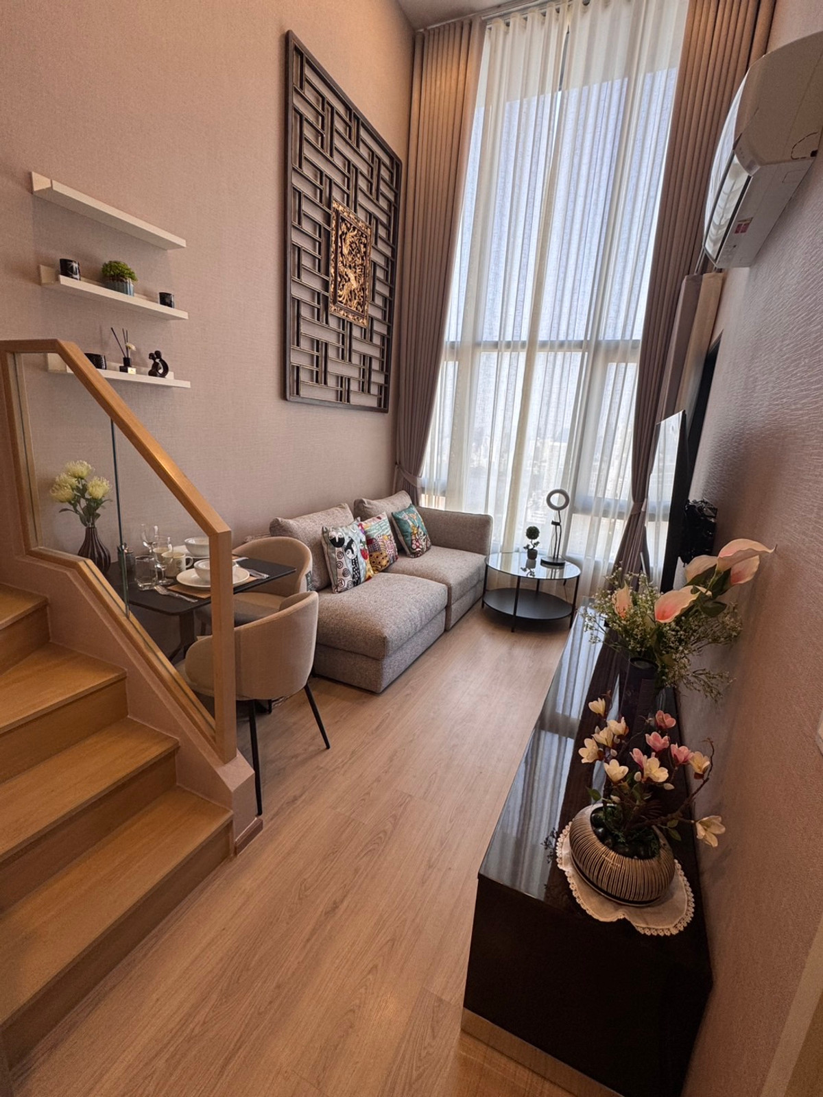 For RentCondoKhlongtoei, Kluaynamthai : Condo for rent, Life Rama 4 - Asoke, near MRT Queen Sirikit Center, only 450 meters.