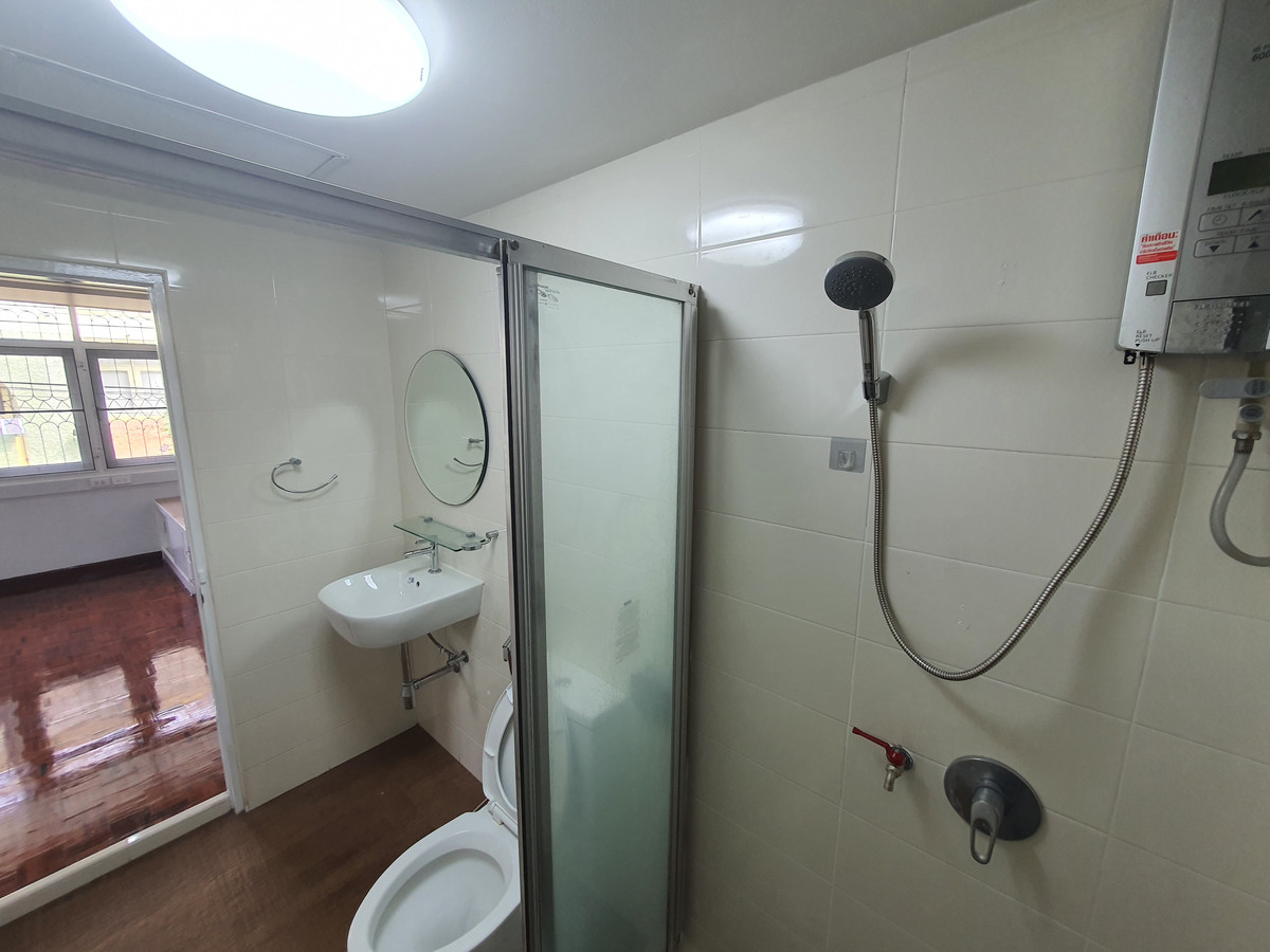 ขายทาวน์โฮมปิ่นเกล้า จรัญสนิทวงศ์ : ทาวน์เฮาส์ 3 ชั้น รีโนเวทใหม่ทั้งหลัง จรัญฯ 65 อยู่สบายเหมือนบ้านเดี่ยว จอดรถได้ 2 คัน ใกล้รถไฟฟ้าสิรินธร แค่ 800 ม. ของแบบนี้…หายากจริง