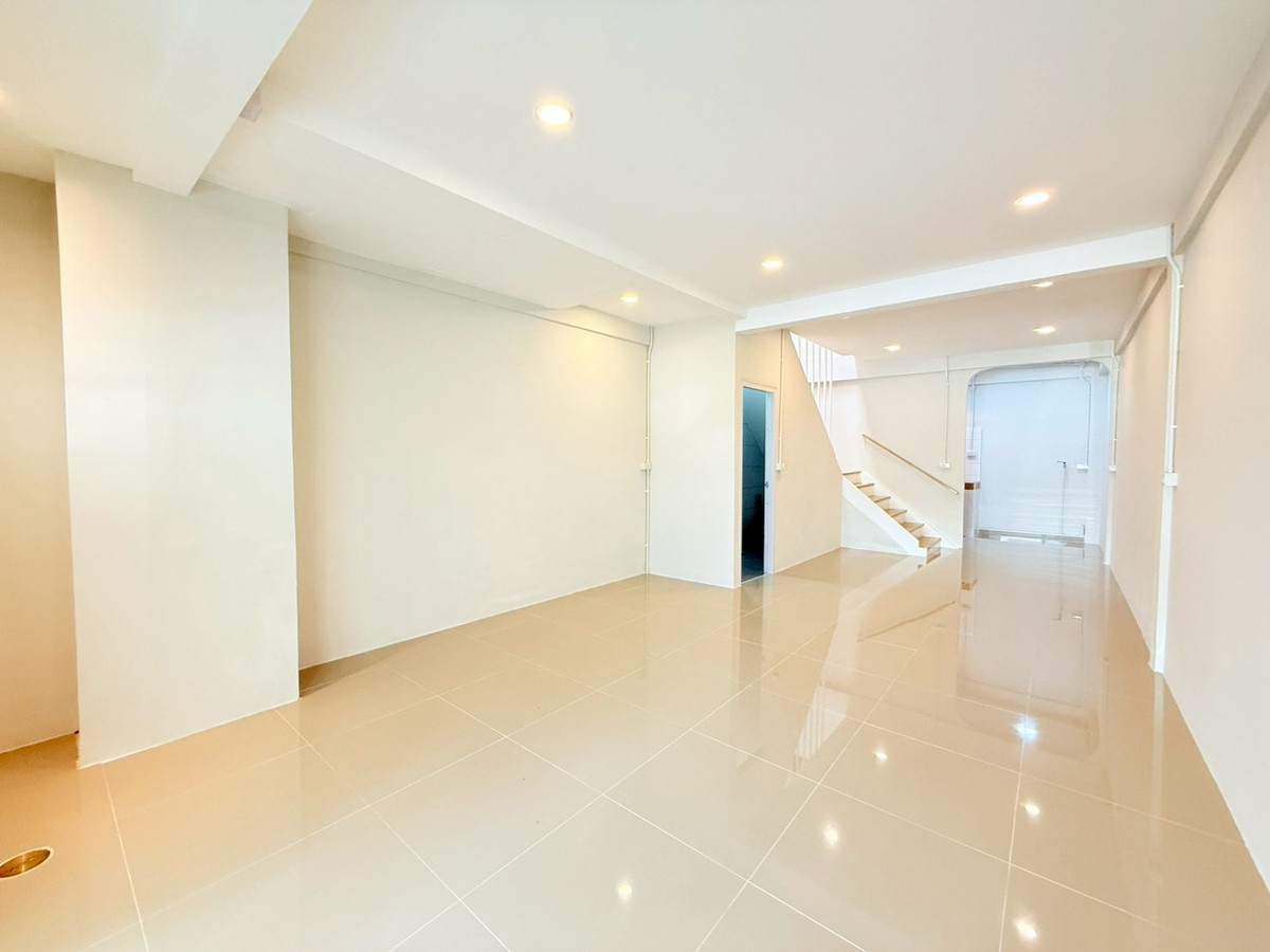 For SaleTownhomeBang kae, Phetkasem : Newly decorated townhouse, Phetkasem 62/4, near MRT Bang Khae, near Bang Khae Market.