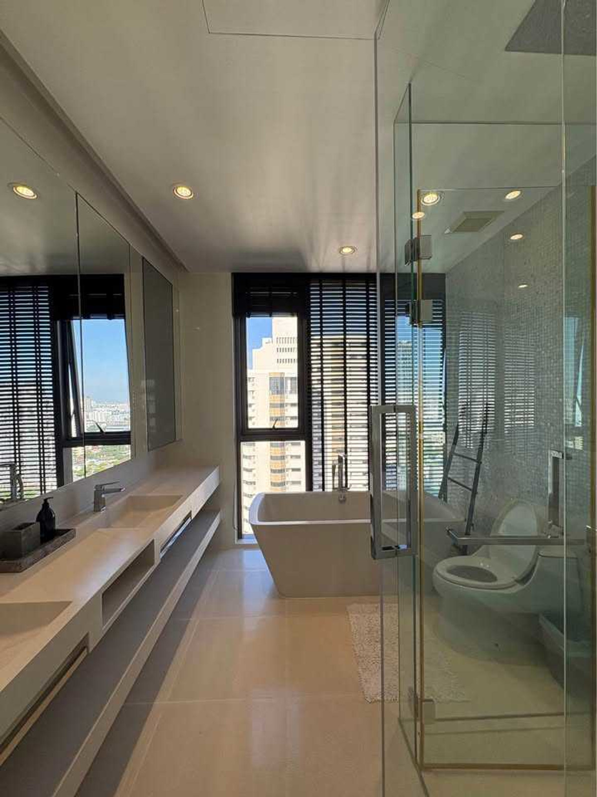 CondoSukhumvit, Asoke, Thonglor : Luxury condo at Vittorio Sukhumvit 39, convenient travel, close to BTS, shuttle available, beautifully decorated room, fully furnished, ready to move in!!