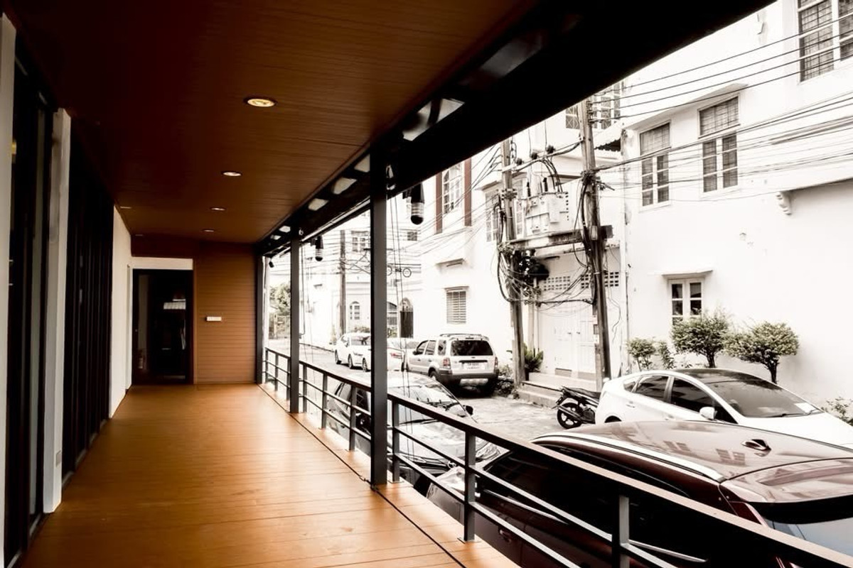 ขายทาวน์โฮมพระราม 9 เพชรบุรีตัดใหม่ RCA : ขายทาวน์โฮมหลังมุมรีโนเวทใหม่ พระราม 9 เหมาะอยู่อาศัย โฮมออฟฟิศ และธุรกิจอาหาร ใกล้ถนนใหญ่