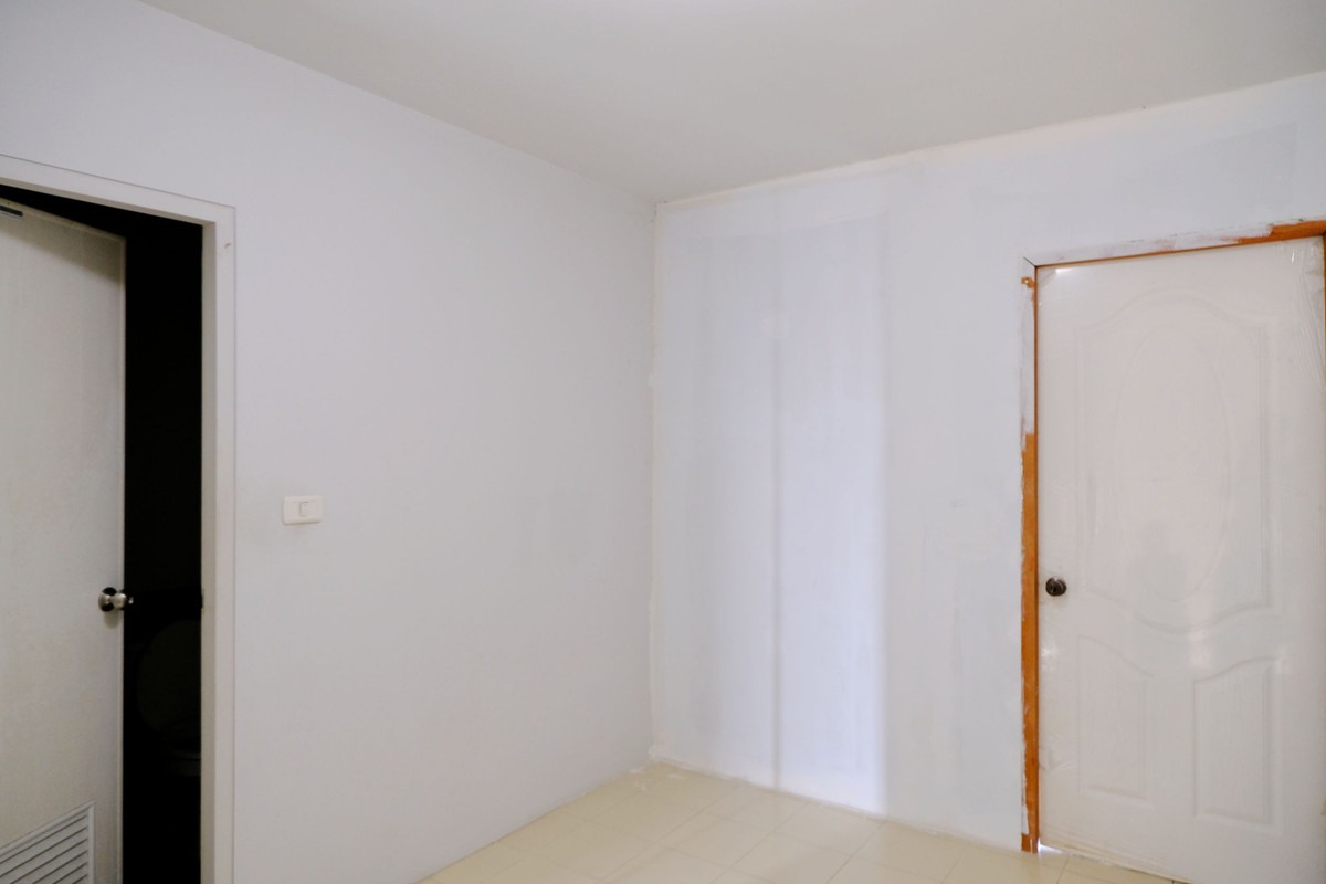 ขายอาคารพาณิชย์ปทุมธานี รังสิต ธรรมศาสตร์ : 95199 - ขายด่วน ตึกแถว 2.5 ชั้น ทำเลทอง หน้าหมู่บ้าน วี วิลเลจ 2 คลองหลวง คลองสอง