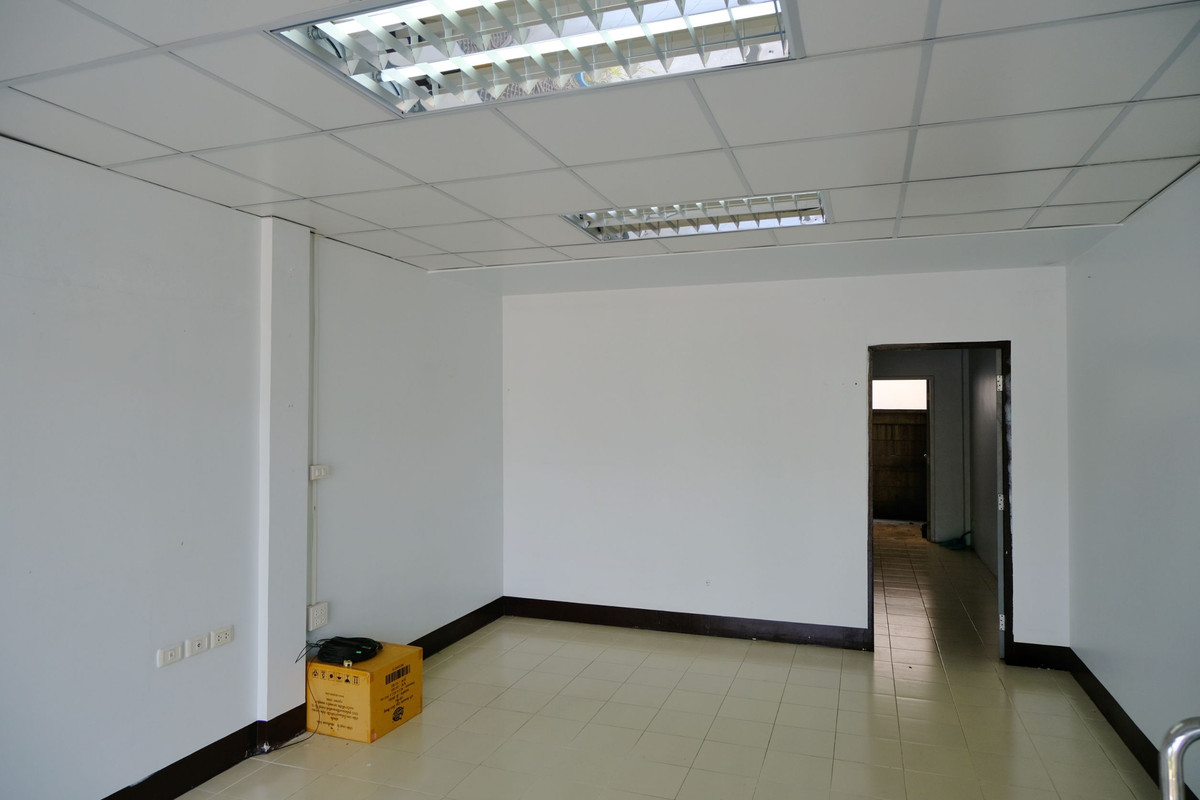 ขายอาคารพาณิชย์ปทุมธานี รังสิต ธรรมศาสตร์ : 95199 - ขายด่วน ตึกแถว 2.5 ชั้น ทำเลทอง หน้าหมู่บ้าน วี วิลเลจ 2 คลองหลวง คลองสอง