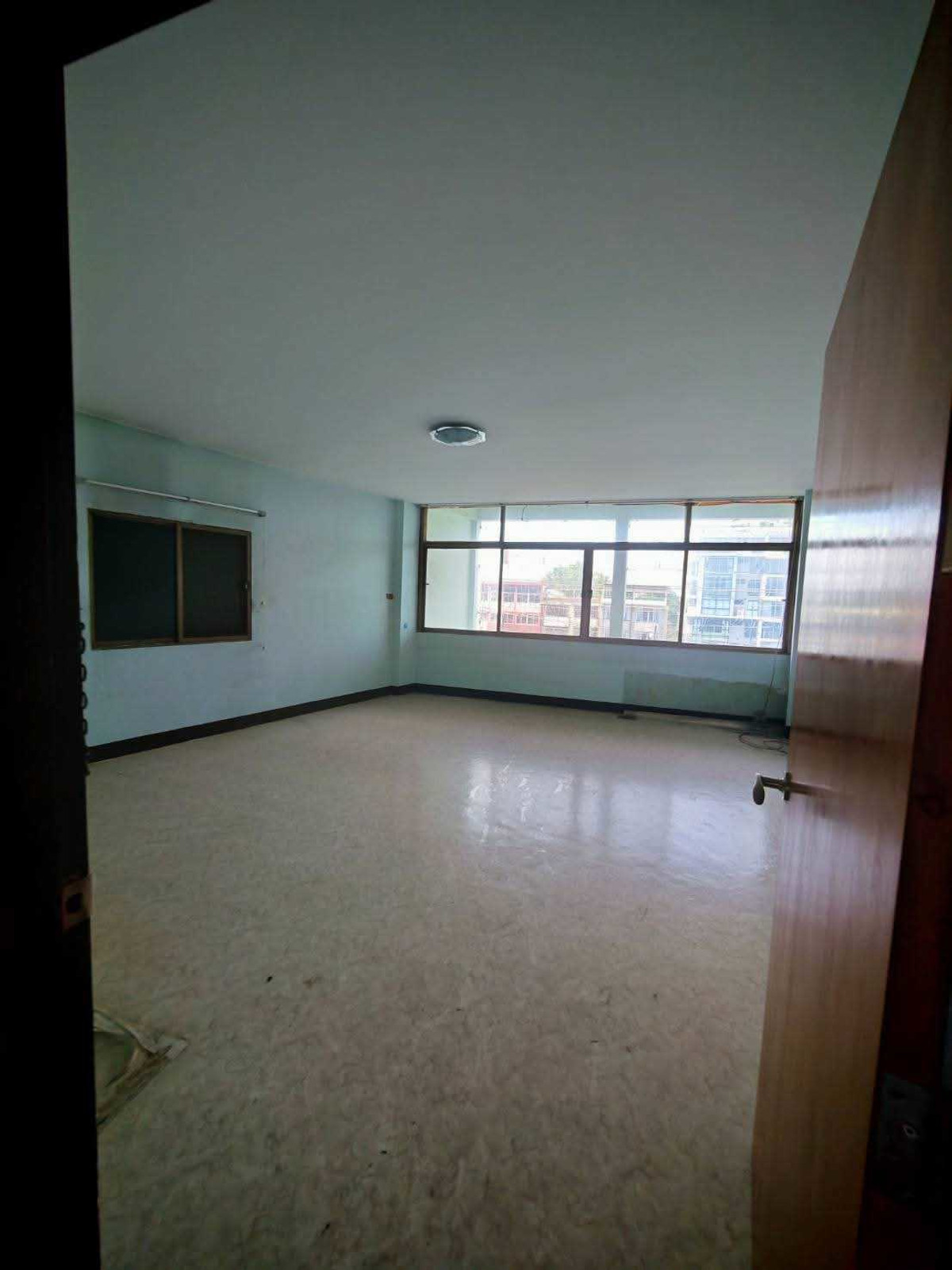 For RentWarehouseRama3 (Riverside),Satupadit : For rent, 4-story commercial building with warehouse, next to Rama 3 Road, land 182 wa, usable area 600 sq m.