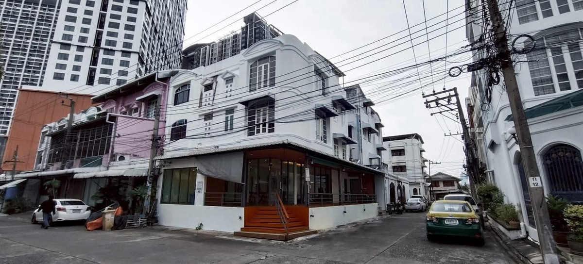 For SaleTownhomeRama9, Petchburi, RCA : Renovated Corner Townhome for Sale in Rama 9 Suitable for Home Office and Restaurant Business