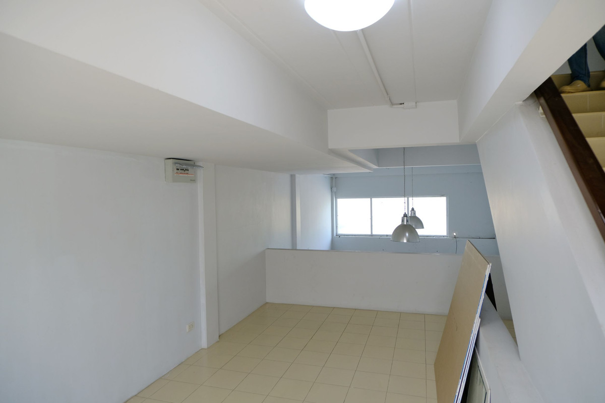 ขายอาคารพาณิชย์ปทุมธานี รังสิต ธรรมศาสตร์ : 95199 - ขายด่วน ตึกแถว 2.5 ชั้น ทำเลทอง หน้าหมู่บ้าน วี วิลเลจ 2 คลองหลวง คลองสอง