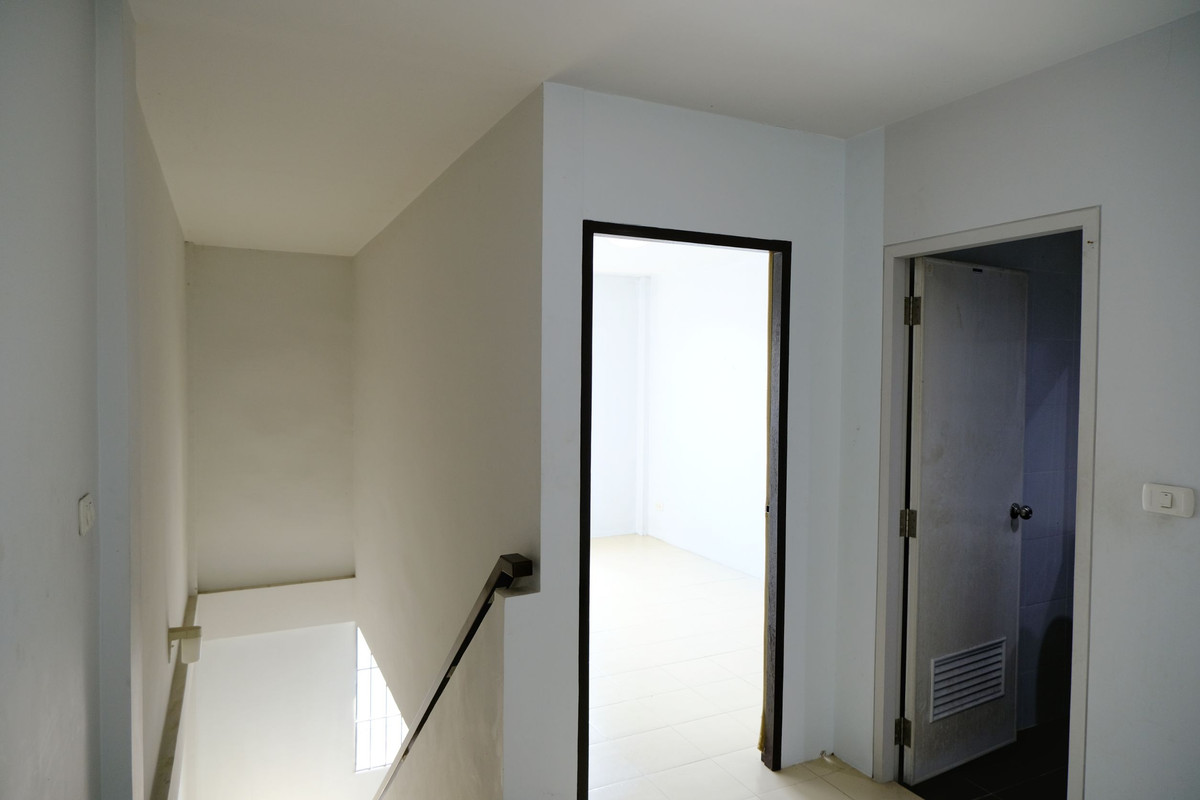 ขายอาคารพาณิชย์ปทุมธานี รังสิต ธรรมศาสตร์ : 95199 - ขายด่วน ตึกแถว 2.5 ชั้น ทำเลทอง หน้าหมู่บ้าน วี วิลเลจ 2 คลองหลวง คลองสอง