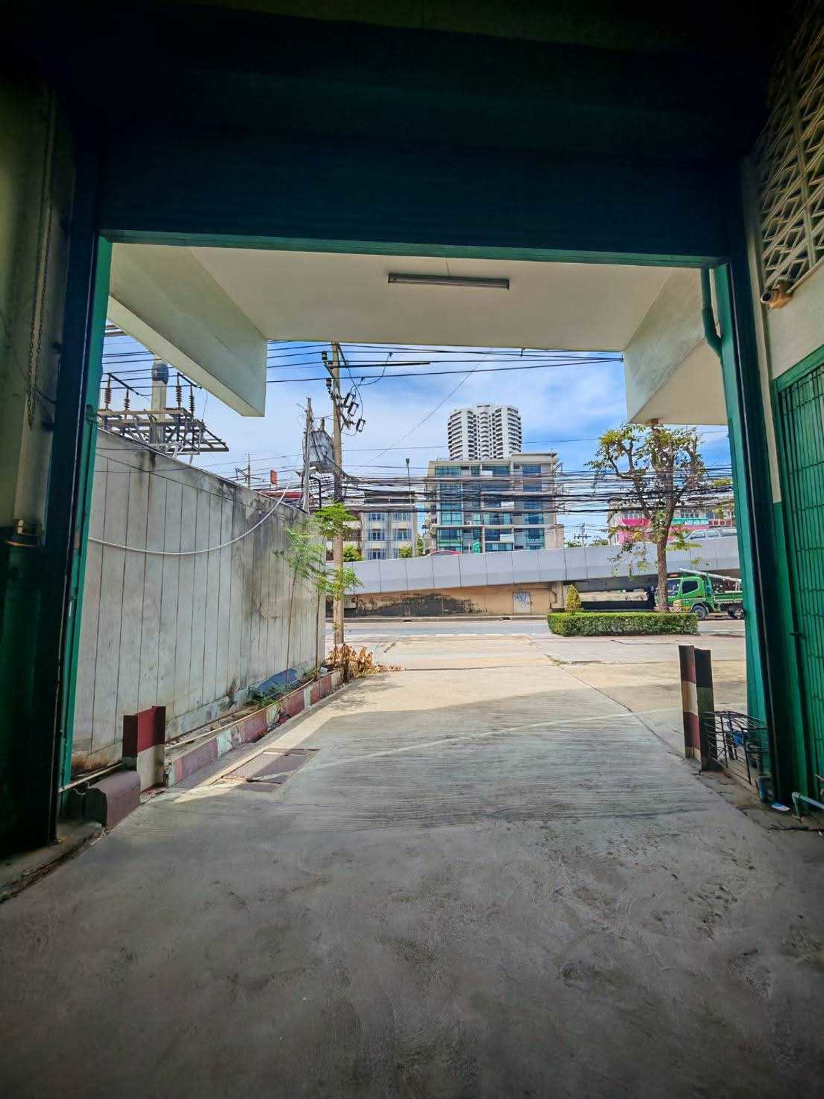 For RentWarehouseRama3 (Riverside),Satupadit : For rent, 4-story commercial building with warehouse, next to Rama 3 Road, land 182 wa, usable area 600 sq m.