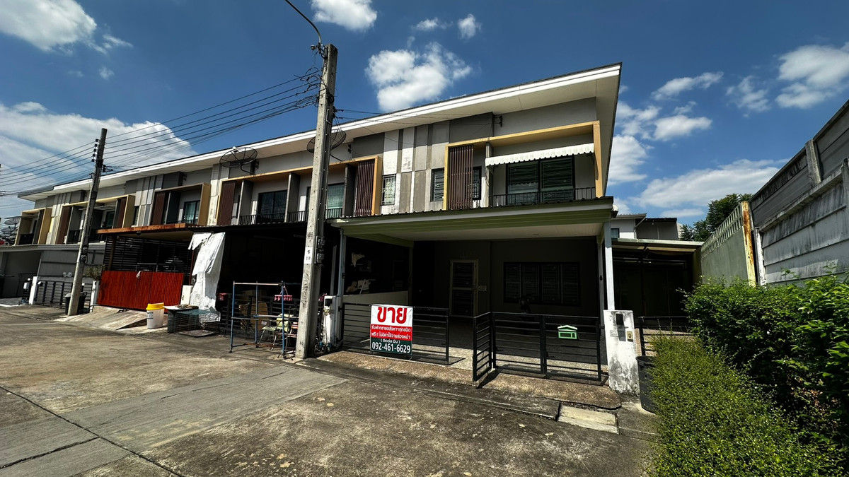 For SaleTownhomeRathburana, Suksawat : 2-story townhouse for sale, The Connect 25 project, Soi Pracha Uthit 27 The front of the house does not collide with other houses. The house is in good condition, beautiful, priced at only 3,750,000 baht.