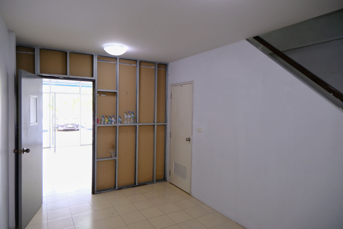 ขายอาคารพาณิชย์ปทุมธานี รังสิต ธรรมศาสตร์ : 95199 - ขายด่วน ตึกแถว 2.5 ชั้น ทำเลทอง หน้าหมู่บ้าน วี วิลเลจ 2 คลองหลวง คลองสอง