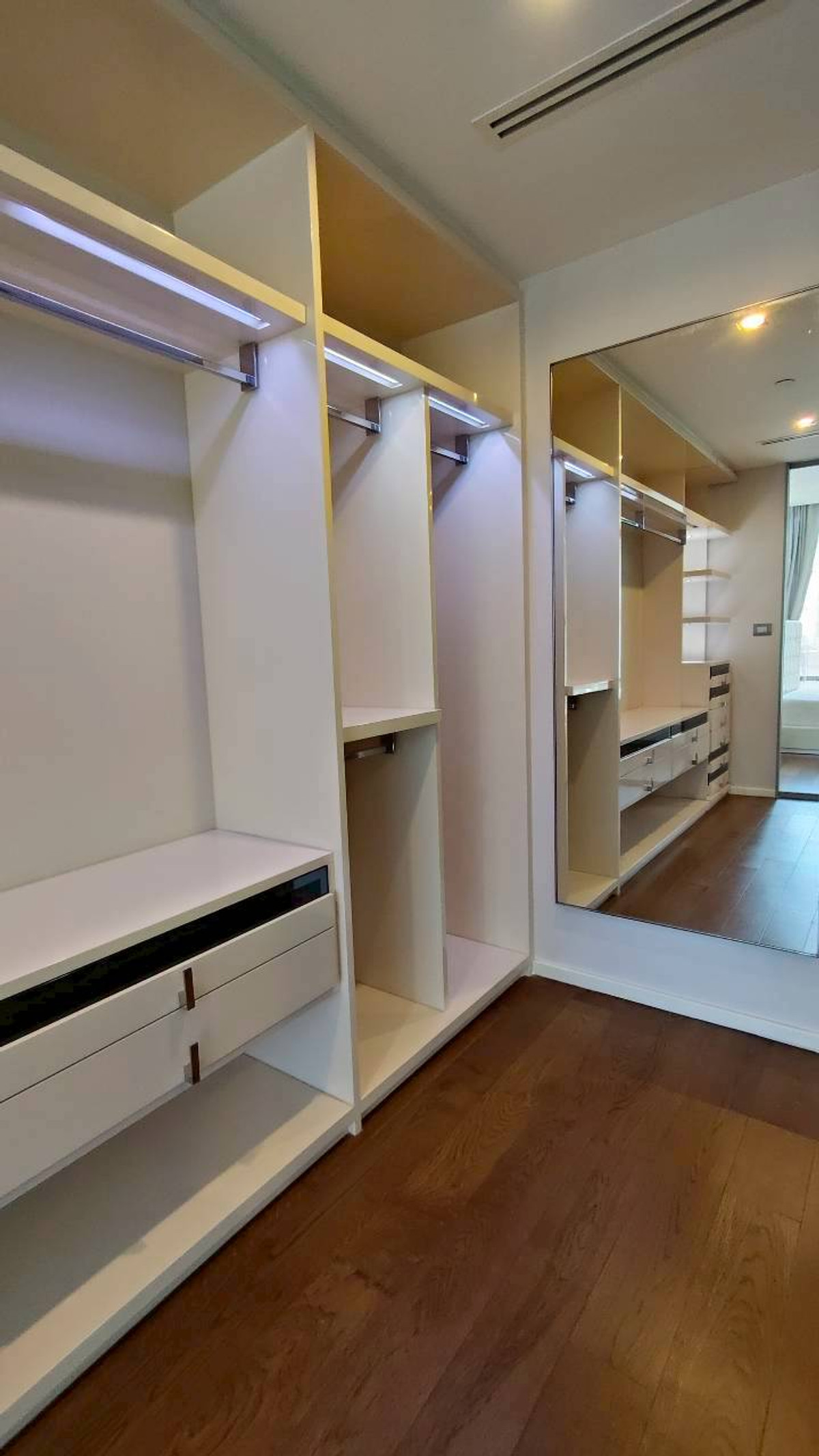 For RentCondoSathorn, Narathiwat : ✨🏙️ Ultra Luxury Condo for rent, The Bangkok Sathorn - next to BTS Surasak | Private Lift, high-end condo in Prime location 🚆 next to BTS Surasak + expressway, only 100 meters, convenient living in the heart of Sathorn, suitable for both residences and hi