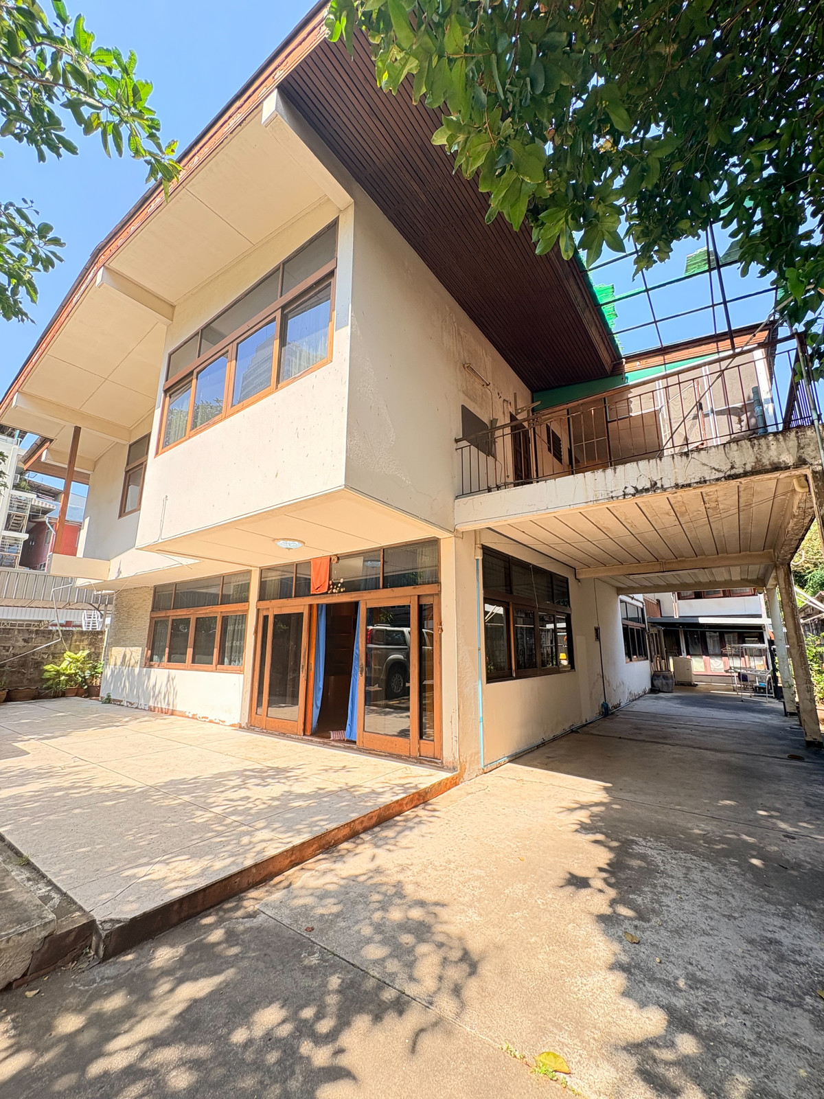 ให้เช่าร้านค้า/ตลาดนัดสีลม ศาลาแดง บางรัก : ให้เช่าบ้าน 2 ชั้น สีลม-สามย่าน ที่จอดรถ 10 คัน เหมาะทำคาเฟ่ Airbnb