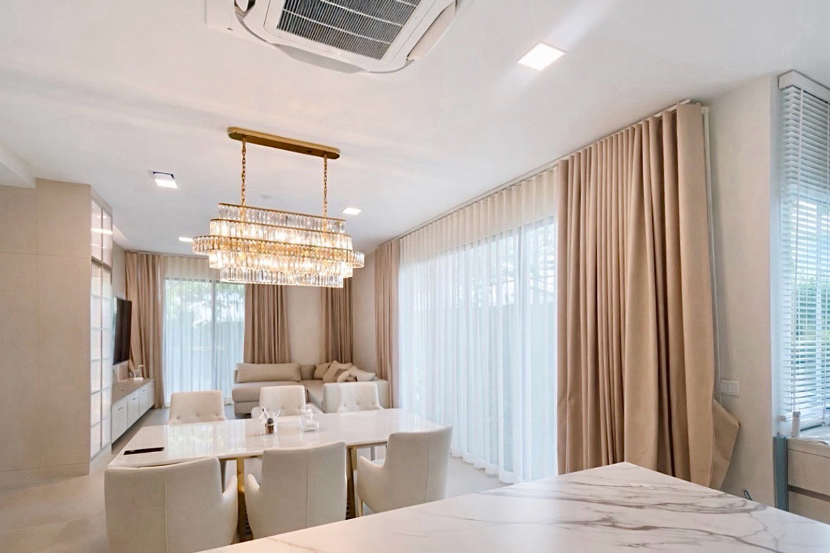 For RentHouseSamut Prakan,Samrong : 🔹 Mantana Bangna KM 15 🔹 • Land area: 98 sq.wah • Usable area: 325 sq.m. • Corner unit • 4 Bedrooms
	• 5 Bathrooms • 4 Parking spaces
