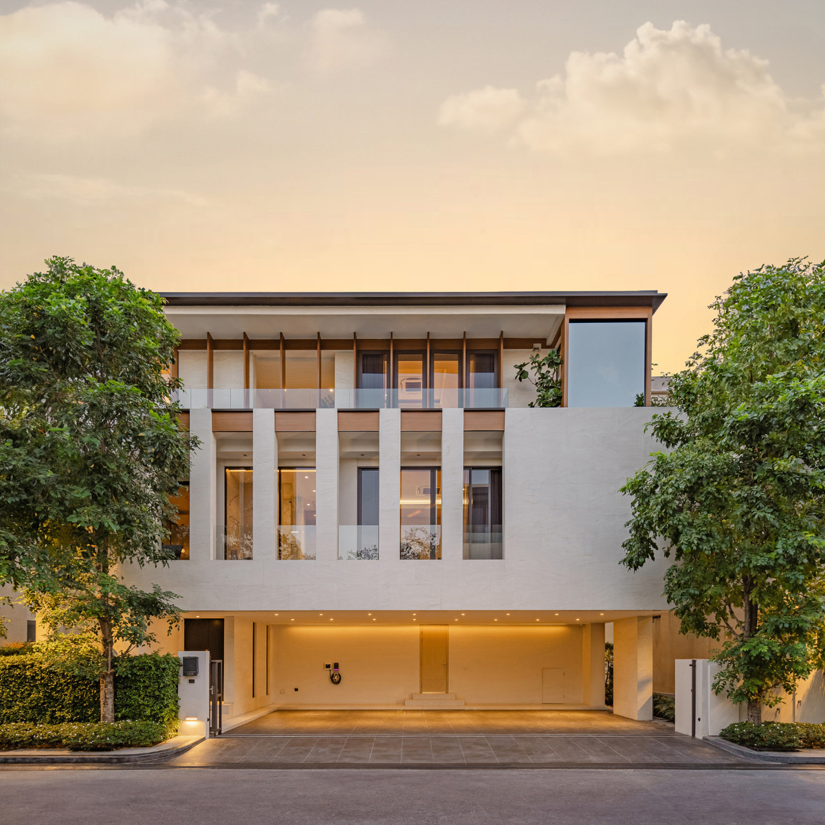 For SaleHousePattanakan, Srinakarin : Park Heritage Phatthanakan 20 M Type 3-Storey Detached House with Generous Living Space Please call: 082-894-4624