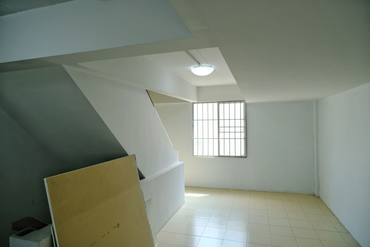 ขายอาคารพาณิชย์ปทุมธานี รังสิต ธรรมศาสตร์ : 95199 - ขายด่วน ตึกแถว 2.5 ชั้น ทำเลทอง หน้าหมู่บ้าน วี วิลเลจ 2 คลองหลวง คลองสอง