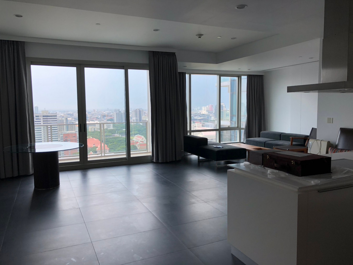 For SaleCondoWitthayu, Chidlom, Langsuan, Ploenchit : The actual price includes all expenses. Luxurious 2-bedroom apartment in the heart of the city @185 Rajadamri. Ready to move in! Only 49 million baht. Near BTS Ratchadamri. Everything you need!