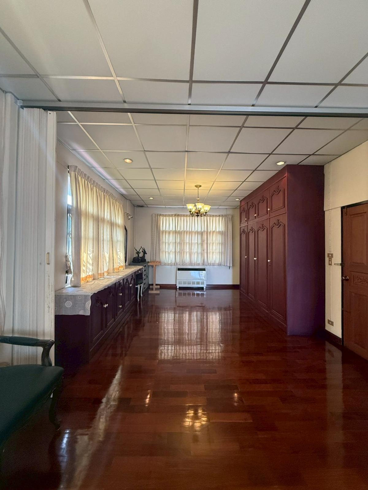 ให้เช่าบ้านพระราม 9 เพชรบุรีตัดใหม่ RCA : บ้านเดี่ยวให้เช่า ใกล้พระราม 9 - เอกมัย เดินทางง่าย ห้องนอนเยอะ พื้นที่กว้าง 150 ตร.วา. นัดชมด่วนโทร