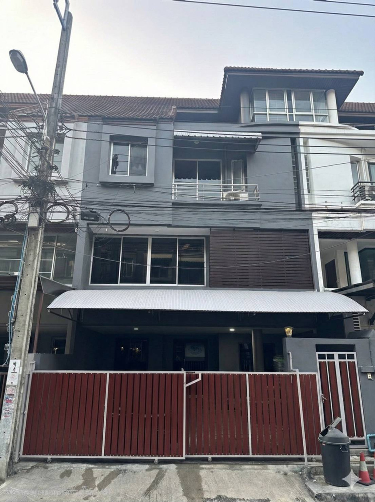 For RentHouseChokchai 4, Ladprao 71, Ladprao 48, : Townhome for rent near Lat Phrao 83 BTS station, just 3 minutes.