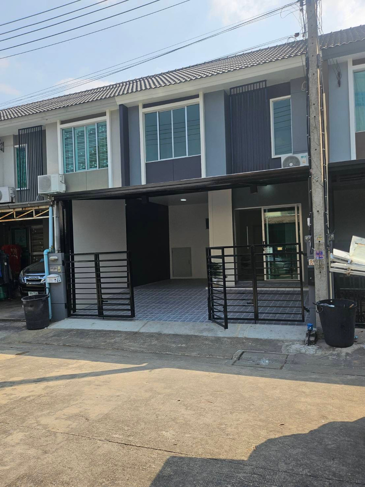 ขายทาวน์โฮมปทุมธานี รังสิต ธรรมศาสตร์ : ขายบ้านทาวน์เฮาส์รีโนเวทใหม่ พร้อมเข้าอยู่ทันที 💥 ราคาพิเศษเพียง 1.89 ล้านบาท 💥 บ้านรีโนเวทใหม่ ราคาไม่ถึงล้านเก้า หาไม่ได้ง่ายในย่านนี้!