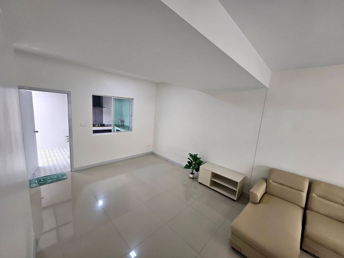 For SaleTownhomePathum Thani,Rangsit, Thammasat : Newly renovated townhouse for sale Ready to move in immediately 💥 Special price only 1.89 million baht 💥 Newly renovated house. The price is less than a million. Not easy to find in this area!
