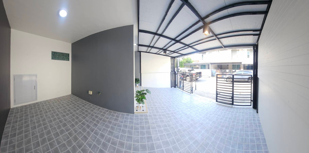 For SaleTownhomePathum Thani,Rangsit, Thammasat : Newly renovated townhouse for sale Ready to move in immediately 💥 Special price only 1.89 million baht 💥 Newly renovated house. The price is less than a million. Not easy to find in this area!