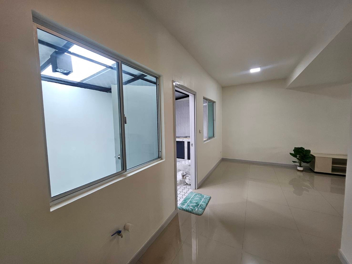 For SaleTownhomePathum Thani,Rangsit, Thammasat : Newly renovated townhouse for sale Ready to move in immediately 💥 Special price only 1.89 million baht 💥 Newly renovated house. The price is less than a million. Not easy to find in this area!