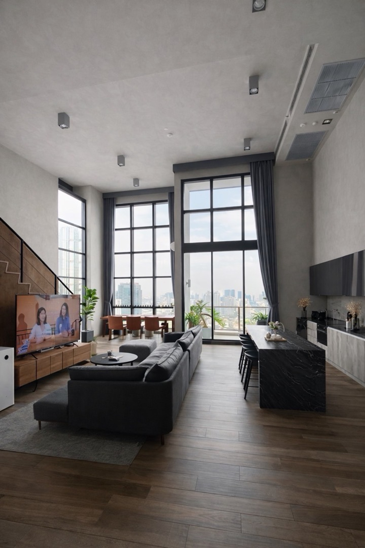 คอนโดสุขุมวิท อโศก ทองหล่อ : ◈ The Lofts Asoke | Duplex Penthouse ◈ Largest unit •	3 Bedrooms •	2 Bathrooms •	Size: 145 sq.m. •	Spacious layout