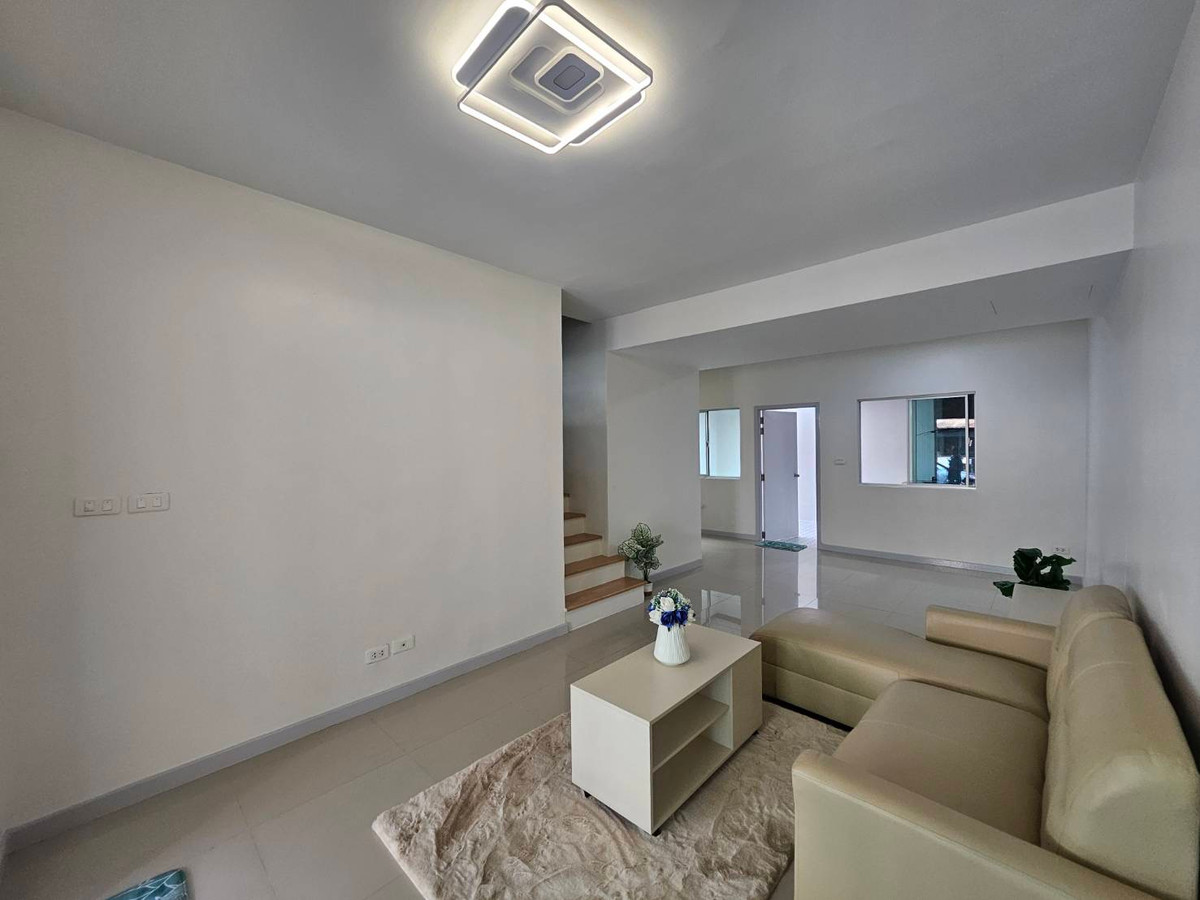 For SaleTownhomePathum Thani,Rangsit, Thammasat : Newly renovated townhouse for sale Ready to move in immediately 💥 Special price only 1.89 million baht 💥 Newly renovated house. The price is less than a million. Not easy to find in this area!