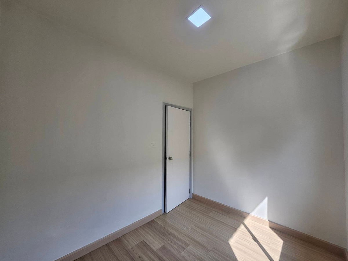 For SaleTownhomePathum Thani,Rangsit, Thammasat : Newly renovated townhouse for sale Ready to move in immediately 💥 Special price only 1.89 million baht 💥 Newly renovated house. The price is less than a million. Not easy to find in this area!