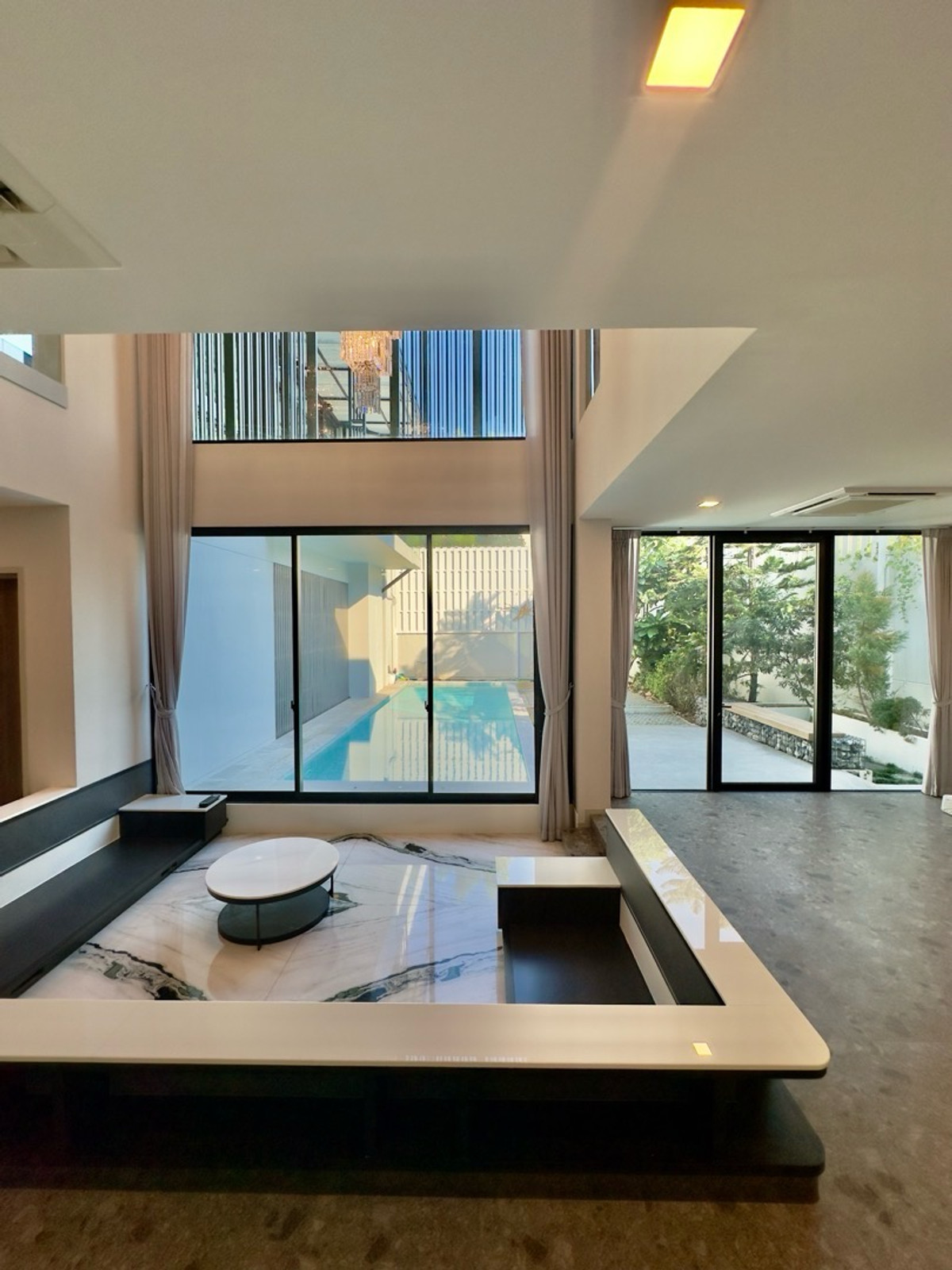 บ้านพัฒนาการ ศรีนครินทร์ : ขาย / เช่า พร้อมสระว่ายน้ำ และ ลิฟต์ส่วนตัว