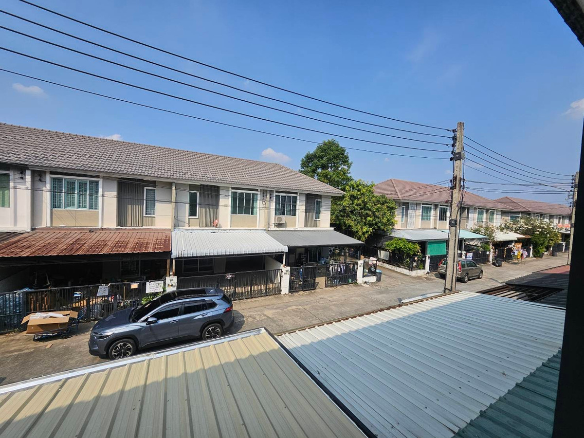 For SaleTownhomePathum Thani,Rangsit, Thammasat : Newly renovated townhouse for sale Ready to move in immediately 💥 Special price only 1.89 million baht 💥 Newly renovated house. The price is less than a million. Not easy to find in this area!