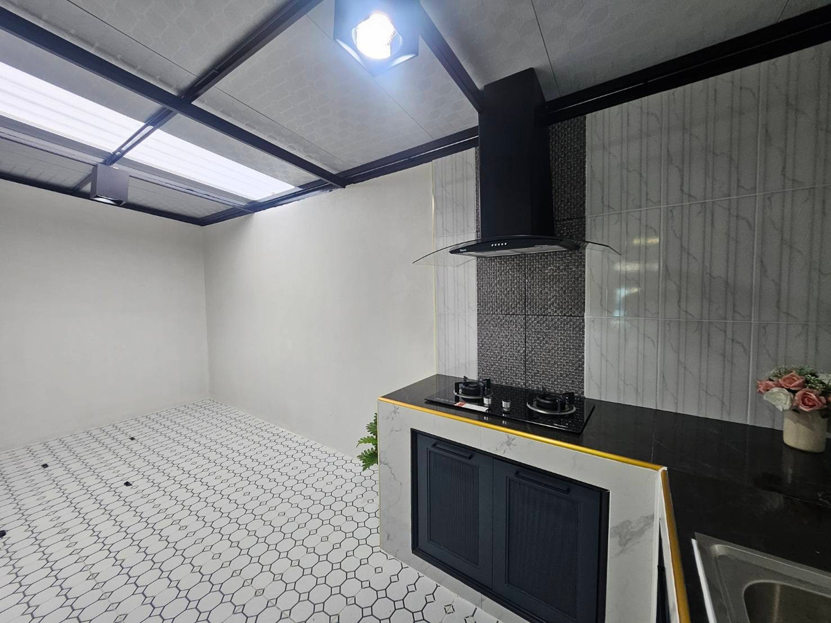 For SaleTownhomePathum Thani,Rangsit, Thammasat : Newly renovated townhouse for sale Ready to move in immediately 💥 Special price only 1.89 million baht 💥 Newly renovated house. The price is less than a million. Not easy to find in this area!