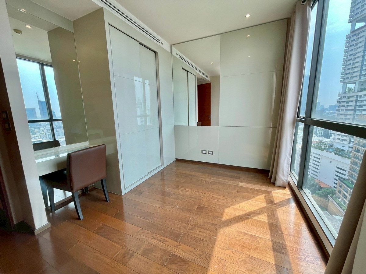 For RentCondoSukhumvit, Asoke, Thonglor : !! Beautiful room for rent, Condo The Address Sukhumvit 28, near BTS Phrom Phong.